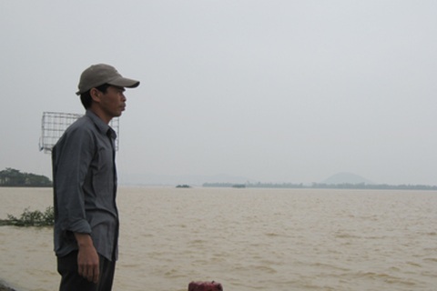 Người thân vụ chìm xe mong ngóng trong tuyệt vọng