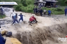 Lũ lụt hoành hành, cuốn trôi cả người đang đi xe máy