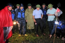 Trắng đêm canh từng centimet nước lũ ở Ninh Bình