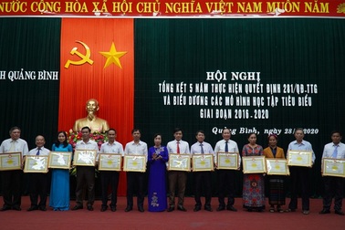 Khen thưởng tập thể, cá nhân tiêu biểu trong thực hiện các mô hình học tập