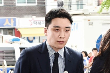 Seungri tới sở cảnh sát để điều tra hành vi đánh bạc trái phép