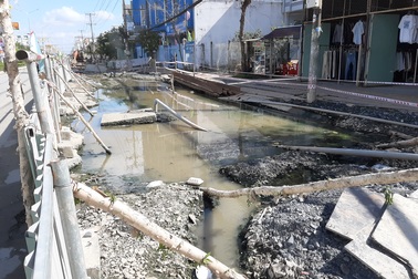 Sóc Trăng: Dân khổ vì thi công đường ì ạch, gây ngập úng kéo dài