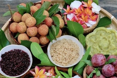 Bánh tro, rượu nếp "cháy hàng" trên chợ mạng dịp Tết Đoan Ngọ