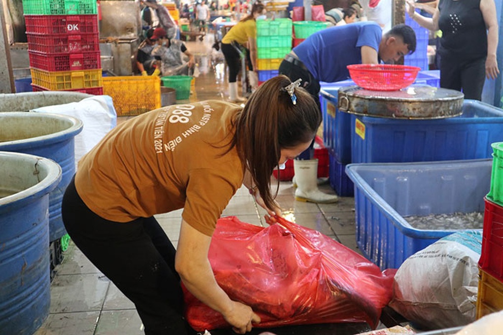 Phận nữ cửu vạn ở chợ đêm Bình Điền - 3 Phận nữ cửu vạn ở chợ đêm Bình Điền - 3