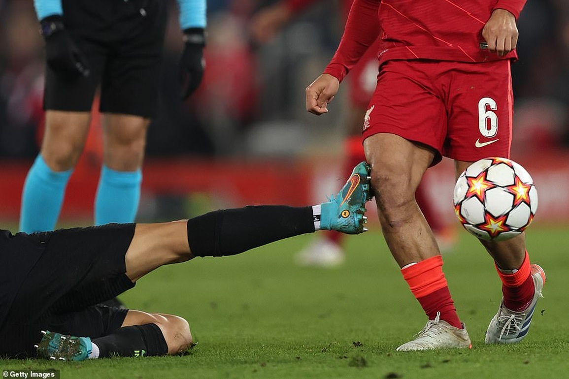 Đánh bại Liverpool, Inter vẫn ngậm ngùi bị loại khỏi Champions League - 2 Đánh bại Liverpool, Inter vẫn ngậm ngùi bị loại khỏi Champions League - 2
