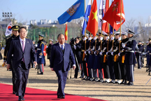 Hàn Quốc bắn đại bác chào mừng Chủ tịch nước Nguyễn Xuân Phúc