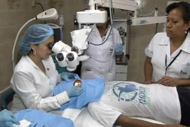 Dùng rau thơm lấy sâu ra khỏi mắt bệnh nhân