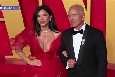Tỷ phú Jeff Bezos và bạn gái xuất hiện tại tiệc hậu Oscar 2024