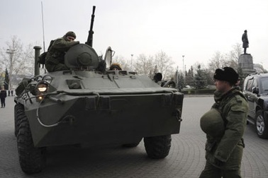 Putin lệnh kiểm tra quân đội, xe bọc thép Nga xuất hiện ở nam Ukraine