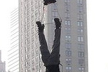 Chùm ảnh: Treo người lộn ngược trong 60 giờ (video)