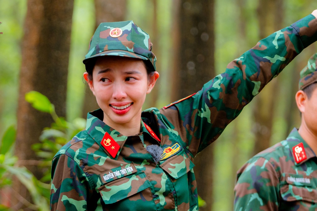 Thùy Tiên rơi nước mắt trong ngày đầu nhập ngũ với thử thách cầm rắn - 2 Thùy Tiên rơi nước mắt trong ngày đầu nhập ngũ với thử thách cầm rắn - 2
