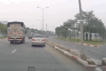 Xe tải chuyển làn ôm cua kiểu "lấy thịt đè người", tạt gãy gương ô tô con