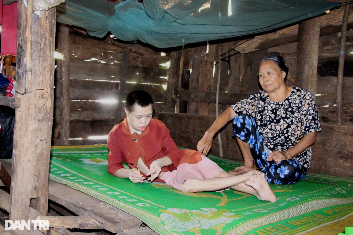 Xót xa mơ ước của vợ chồng cụ già ôm con tật nguyền trong căn nhà rách nát - 4 Xót xa mơ ước của vợ chồng cụ già ôm con tật nguyền trong căn nhà rách nát - 4