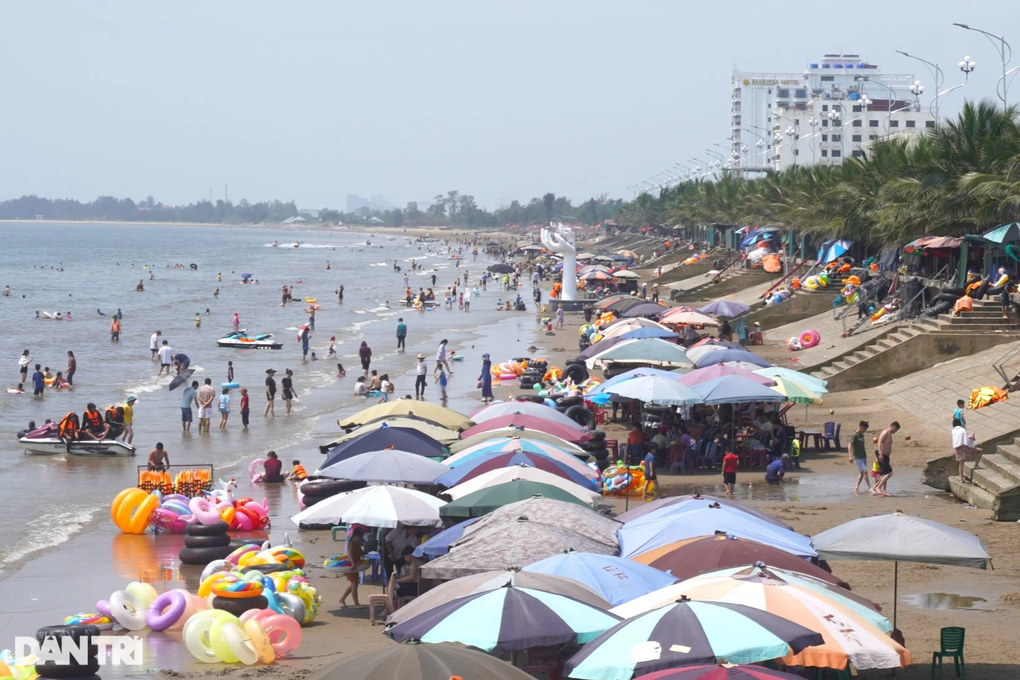 Cảnh nhếch nhác, lều quán như lô cốt án ngữ lối ra biển Hải Tiến - 1 Cảnh nhếch nhác, lều quán như lô cốt án ngữ lối ra biển Hải Tiến - 1