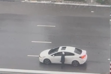 Giải cứu người dân suýt bị bão Yagi thổi bay