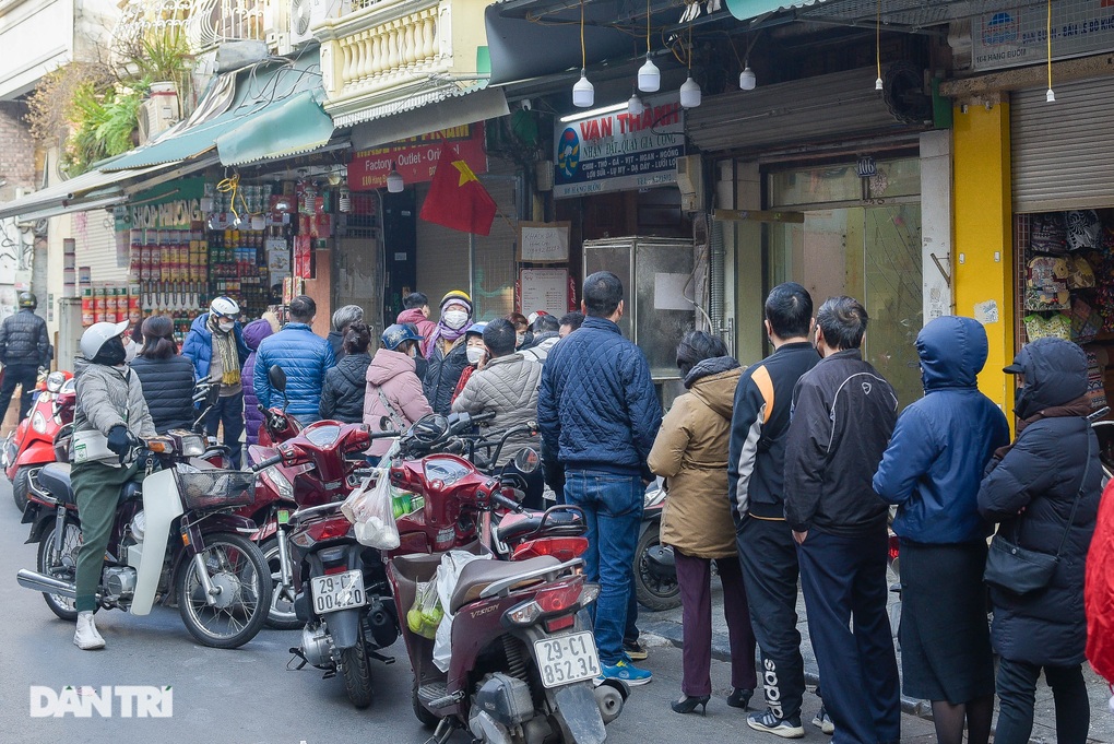 Gia đình ba đời bán thịt quay, ngày vía Thần Tài hết tạ thịt trong 1 giờ - 2 Gia đình ba đời bán thịt quay, ngày vía Thần Tài hết tạ thịt trong 1 giờ - 2