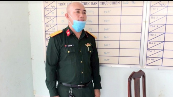 Hùng tại cơ quan Công an. (Ảnh: Báo Công an nhân dân).