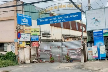 Được dân "cầu cứu", Chủ tịch quận chỉ đạo phường dẹp ngay hàng rào cao ngất