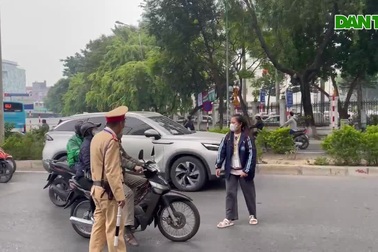 Hà Nội: Sang đường "tùy tiện", hàng loạt người đi bộ bị CSGT xử phạt