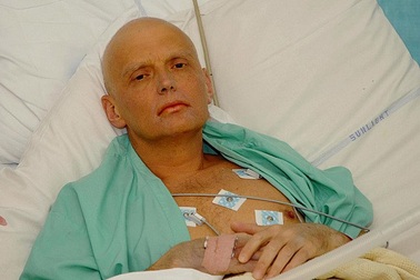 Cha cựu điệp viên Nga Litvinenko ôm người từng bị nghi hạ độc con mình