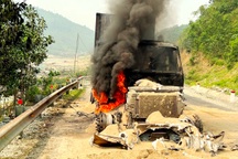 Xe đầu kéo bất ngờ bốc cháy dữ dội, tài xế thoát chết trong gang tấc