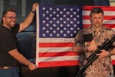 Kì lạ đại lí Ford tại Mỹ tặng súng cho khách mua xe