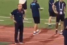 Clip khoảnh khắc thầy Park "xem trộm" VAR khiến dân mạng bật cười