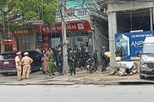 Cảnh sát khám xét nhà đại ca giang hồ: Thu giữ nhiều thùng tài liệu