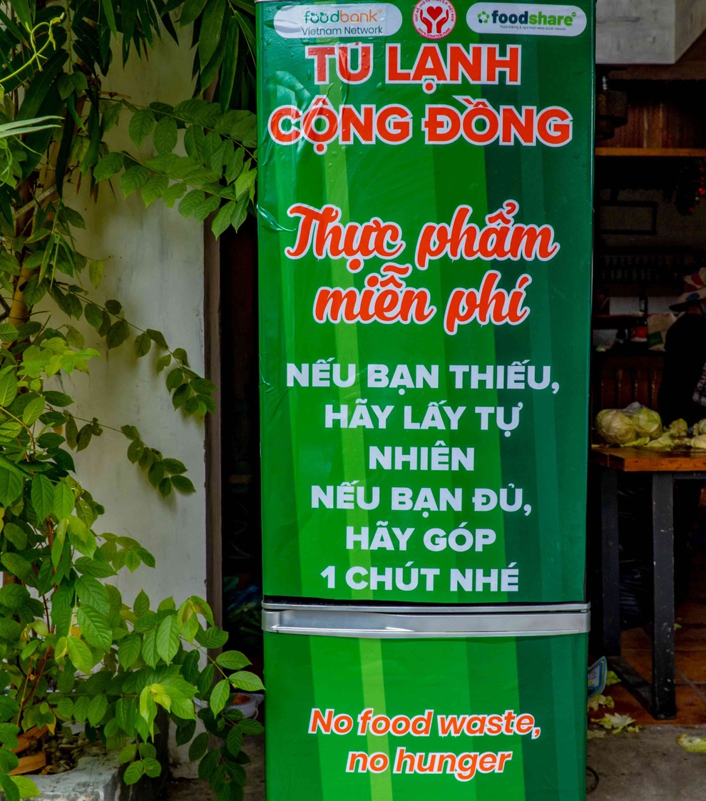 Những bữa ăn ấm lòng từ... tủ lạnh cộng đồng - 1 Những bữa ăn ấm lòng từ... tủ lạnh cộng đồng - 1