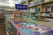 Vào học hơn nửa tháng, phụ huynh vẫn chật vật tìm mua sách giáo khoa