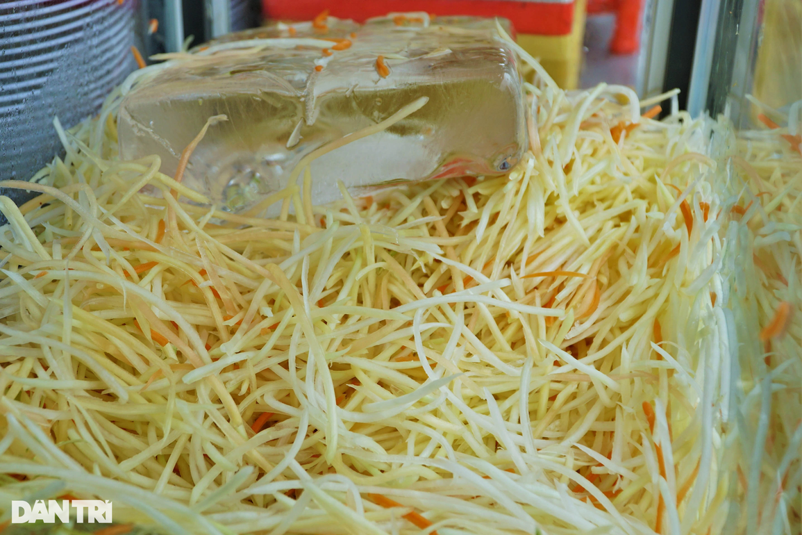 Về An Giang thưởng thức đu đủ đâm siêu ngon, bán cả nghìn đĩa mỗi ngày - 2 Về An Giang thưởng thức đu đủ đâm siêu ngon, bán cả nghìn đĩa mỗi ngày - 2