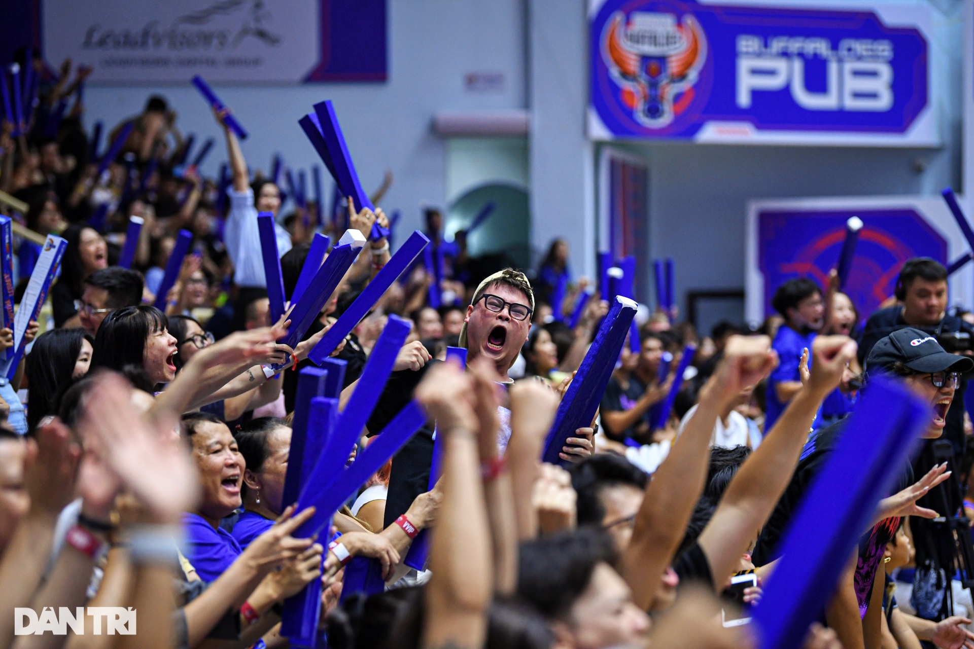 Khán giả vây kín cầu thủ trong ngày Hanoi Buffaloes tái hiện lịch sử ở VBA - 17 Khán giả vây kín cầu thủ trong ngày Hanoi Buffaloes tái hiện lịch sử ở VBA - 17