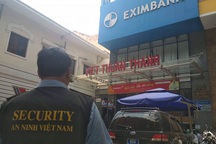 Chi nhánh Eximbank tại TPHCM bị khám xét, 2 nhân viên bị bắt tại chỗ