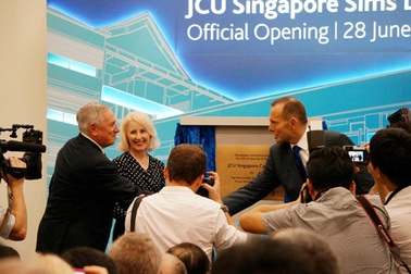 Thủ tướng Úc Tony Abbott cắt băng khánh thành khu học xá mới ĐH công lập James Cook Australia, phân viện Singapore