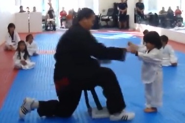 Ngộ nghĩnh cậu bé 4 tuổi trình diễn taekwondo