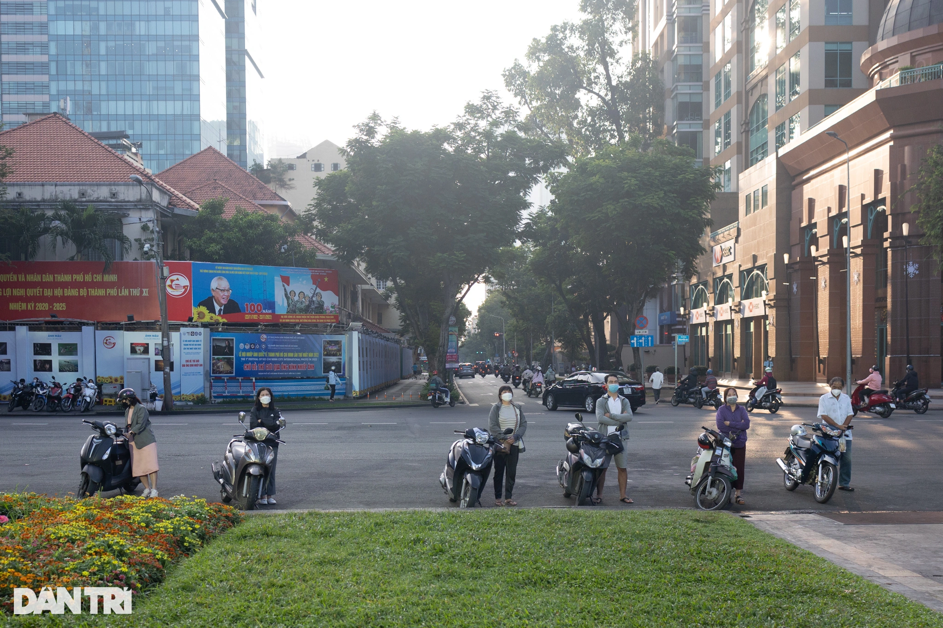 Thời tiết trở lạnh, người dân TPHCM ra đường với áo khoác để giữ ấm - 11 Thời tiết trở lạnh, người dân TPHCM ra đường với áo khoác để giữ ấm - 11