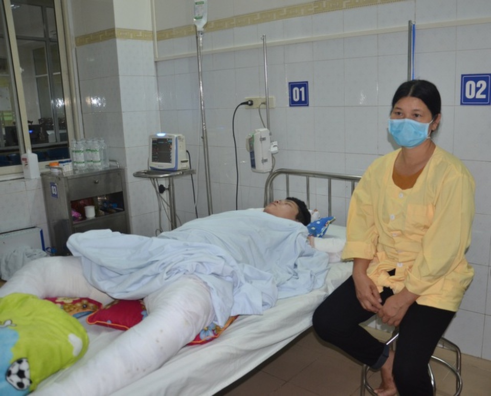 Trao hơn 170 triệu đồng của bạn đọc giúp đỡ nam sinh trường chuyên bị bỏng - 3 Trao hơn 170 triệu đồng của bạn đọc giúp đỡ nam sinh trường chuyên bị bỏng - 3