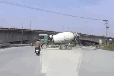 Xử lí thế nào khi xe bị nổ lốp trên cao tốc?