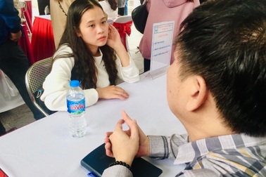 Sinh viên, học sinh tìm kiếm cơ hội việc làm trong phiên tuyển dụng quận Tây Hồ