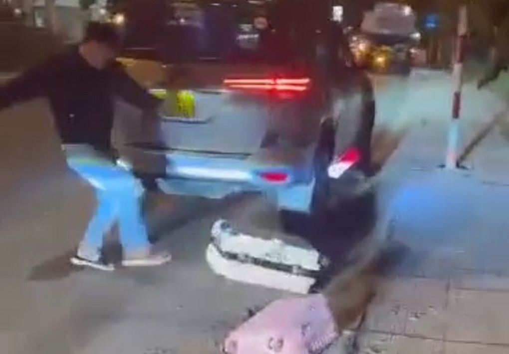 Truy tìm tài xế taxi ở Đà Lạt chửi bới, ném vali của du khách - 2 Truy tìm tài xế taxi ở Đà Lạt chửi bới, ném vali của du khách - 2