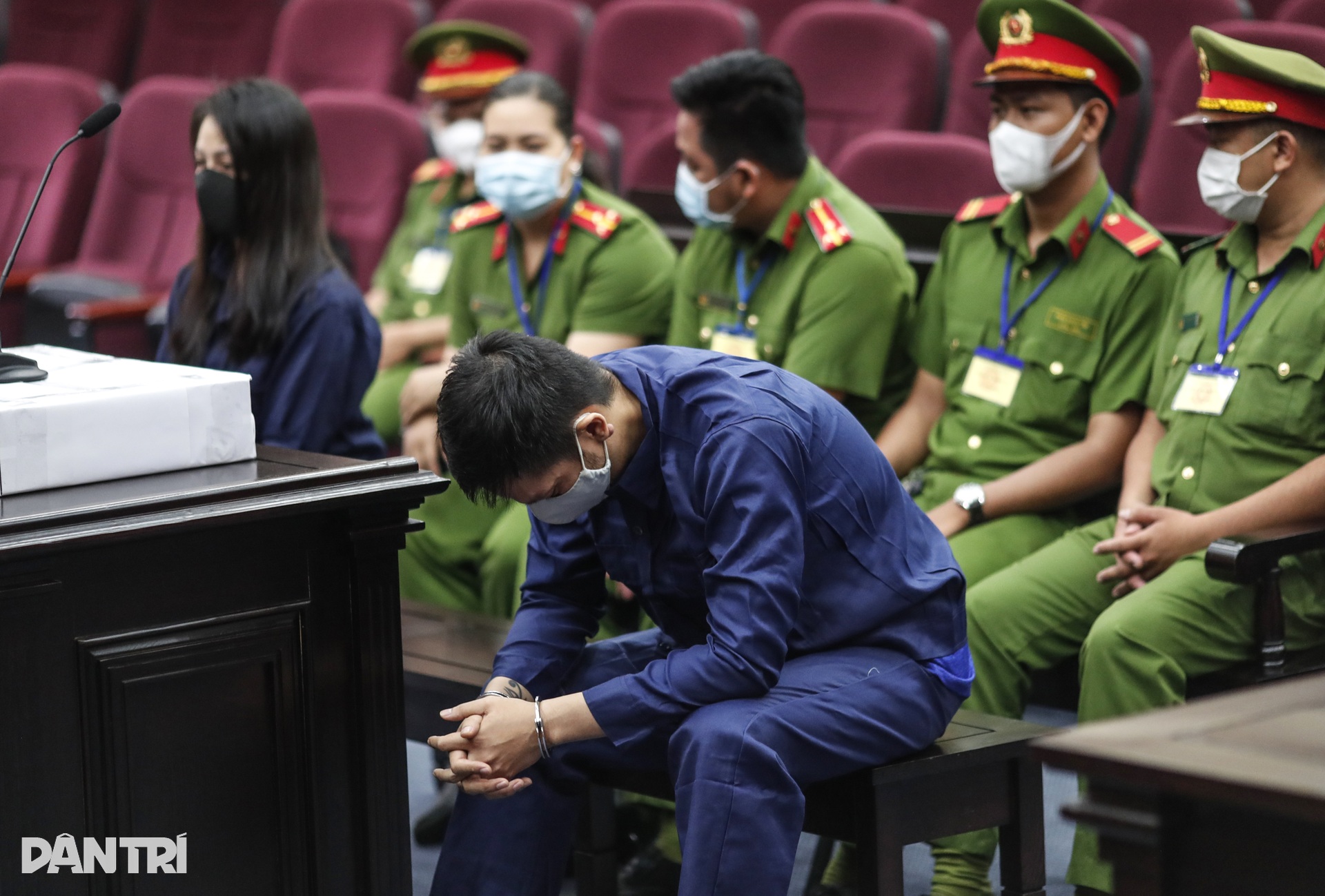 An ninh siết chặt nhiều vòng ở phiên tòa dì ghẻ hành hạ bé gái 8 tuổi - 11 An ninh siết chặt nhiều vòng ở phiên tòa dì ghẻ hành hạ bé gái 8 tuổi - 11