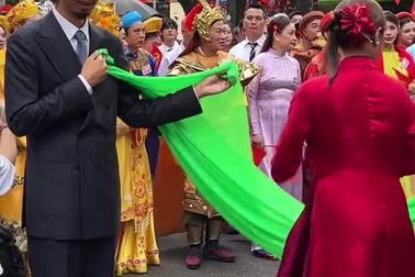 Khoảnh khắc tương tác của Đen Vâu – Hoàng Thùy Linh gây chú ý