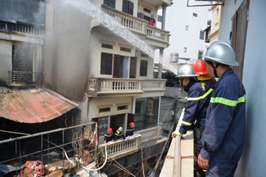 Hà Nội: Hàng chục cảnh sát căng mình dập lửa cháy cửa hàng chăn ga ở Mễ Trì