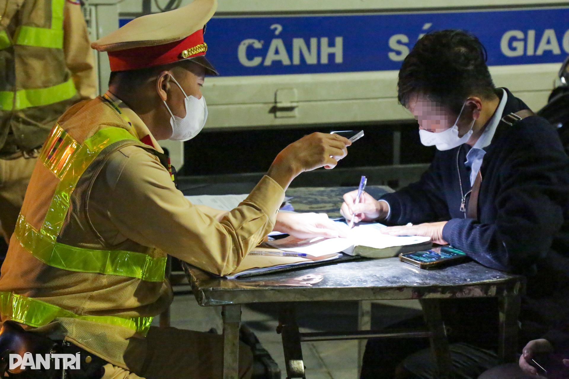 CSGT kiểm tra cồn hàng trăm tài xế taxi, xe ôm, không phát hiện vi phạm - 9