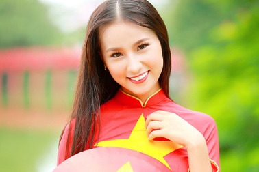 Nữ sinh Hà thành diện áo dài đỏ thắm đón mừng Quốc khánh