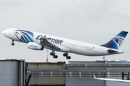 Máy bay EgyptAir chở 135 người hạ cánh khẩn cấp vì bị dọa đánh bom