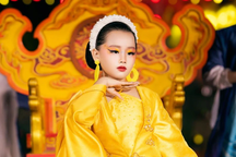 Mẫu nhí 7 tuổi hóa thân thành công chúa ở show thời trang Phố cổ Hoa Lư