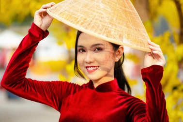 Hot girl miền Tây khoe nhan sắc ngọt ngào trong tà áo dài đón Tết