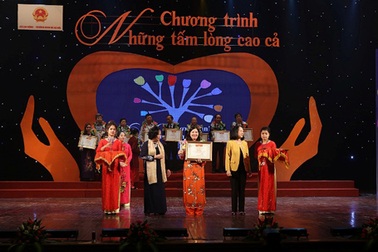 TGĐ Lê Thị Bình nhận Kỷ niệm chương “Những tấm lòng cao cả”