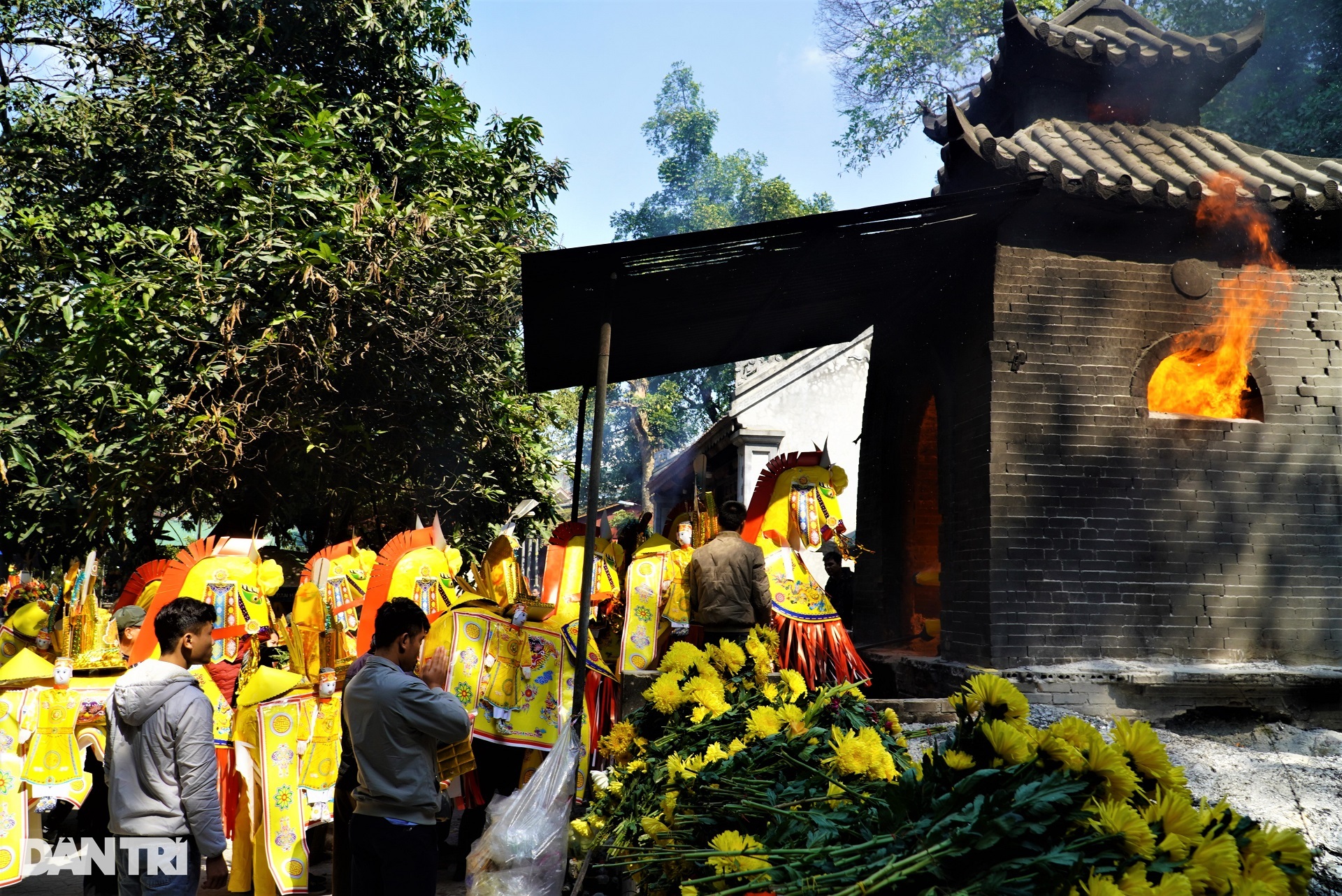 Đua nhau đốt ngựa giấy khủng xin lộc tại ngôi đền nổi tiếng linh thiêng - 6 Đua nhau đốt ngựa giấy khủng xin lộc tại ngôi đền nổi tiếng linh thiêng - 6
